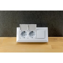 3-fach Steckdosenblock weiß 250V~/ 16A Aufbaumontage mit Klappen